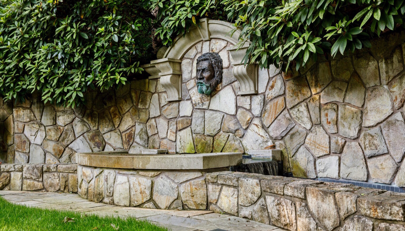 High end landscape construction by Fossil Landscape Construction in Vancouver BC featuring refined outdoor spaces, detailed craftsmanship and timeless design.