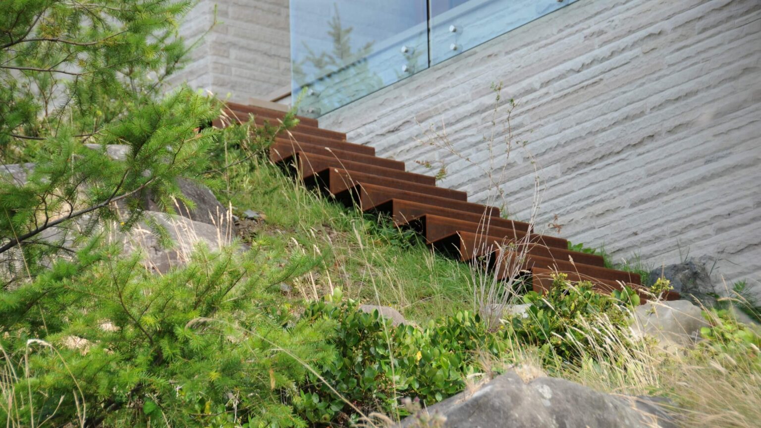 High end landscape construction by Fossil Landscape Construction in Vancouver BC featuring refined outdoor spaces, detailed craftsmanship and timeless design.